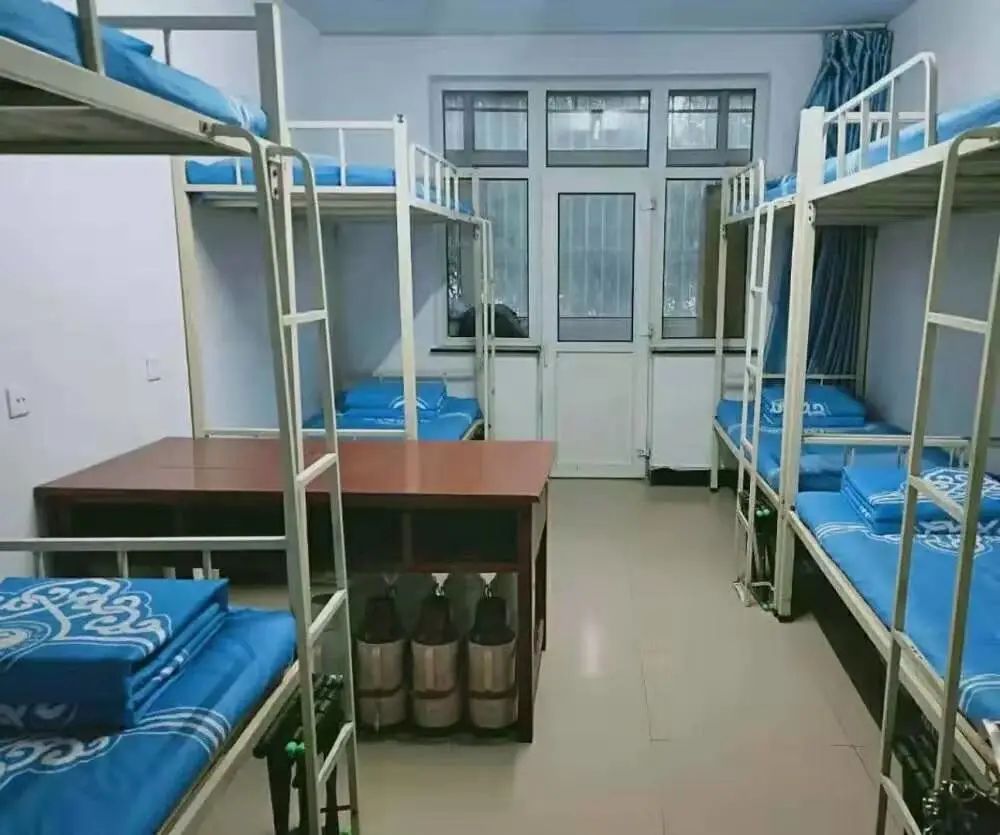 赛罕校区 尚未进行改造的宿舍环境 ▼ 经过漫长的假期 内蒙古科技大学