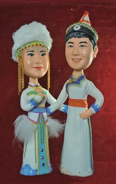 用手和各种专用塑形工具,捏塑成各种花,鸟,鱼,虫,景物,器物,人物,动物