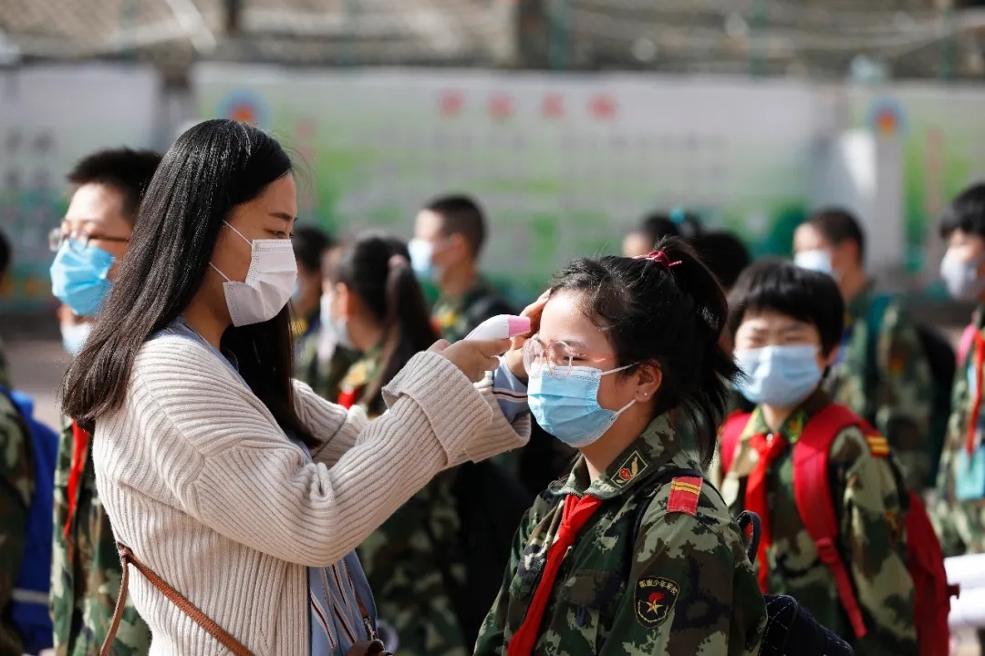 班主任对本班学生进行二次测量体温