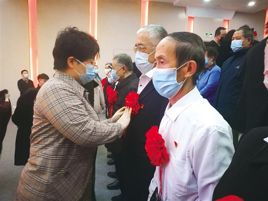 为楼栋长,单元长们佩戴光荣花.