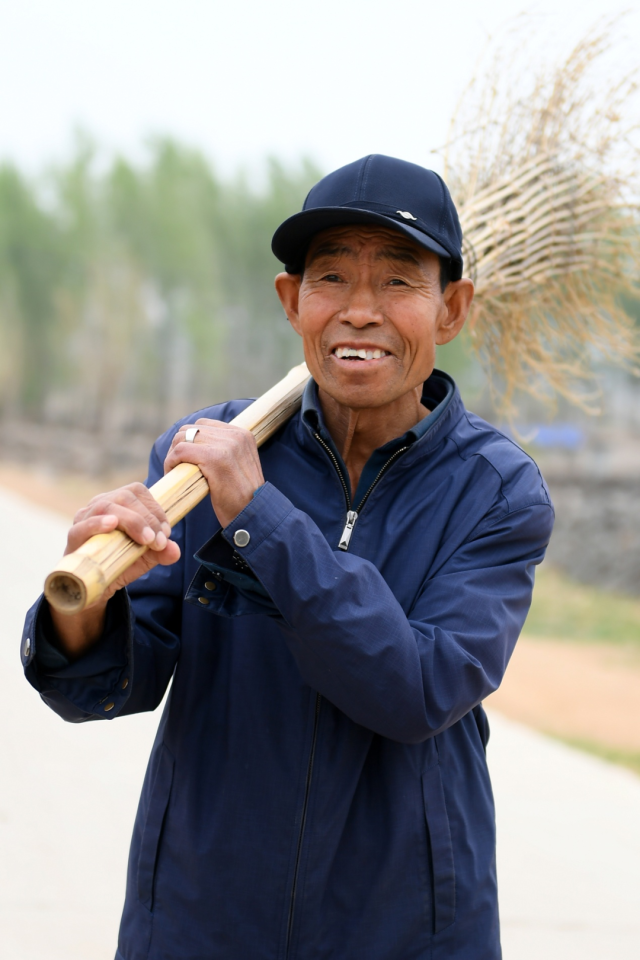 40年!他用壞了上百把掃帚