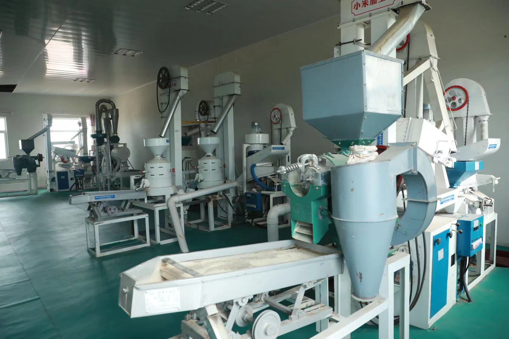 "伊金甄谷"五谷杂粮加工厂一角.