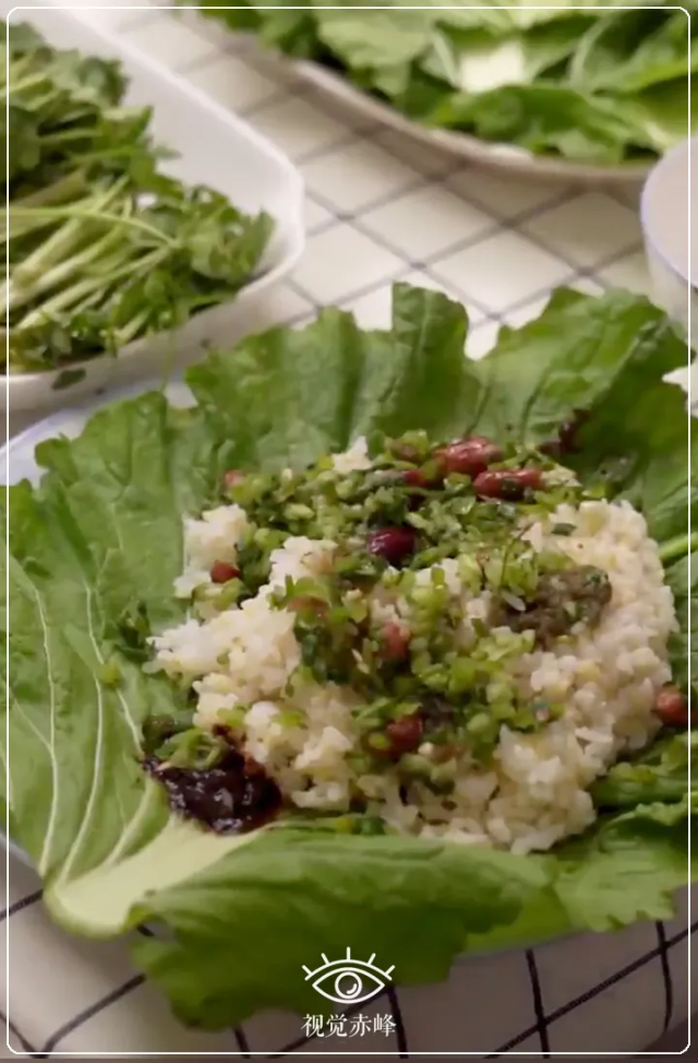花生等混合拌匀的老虎菜摊盖在二米饭上,佐以辣椒酱,韭花酱,腐乳等